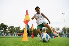 两队互有攻守，格里兹曼造成领先，社会快速反击扳平，比赛节奏感十足。对马竞来说，这场平局虽不是完胜，却也显示稳定性；对皇社会长，抢分意义重大。